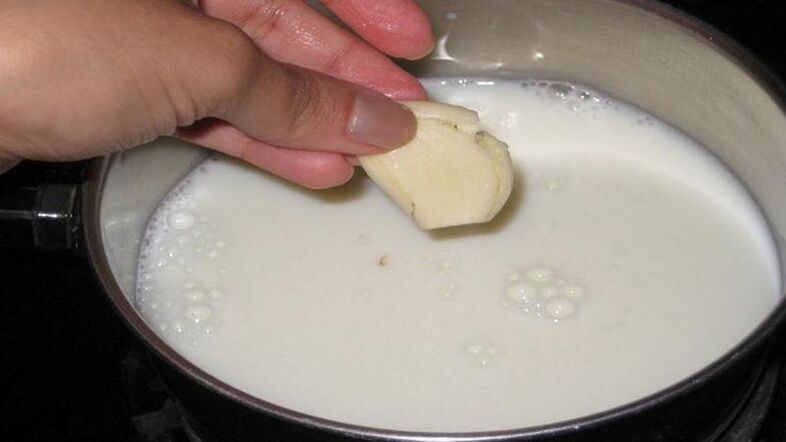 Une décoction d'ail au lait pour un lavement antiparasitaire nettoyant