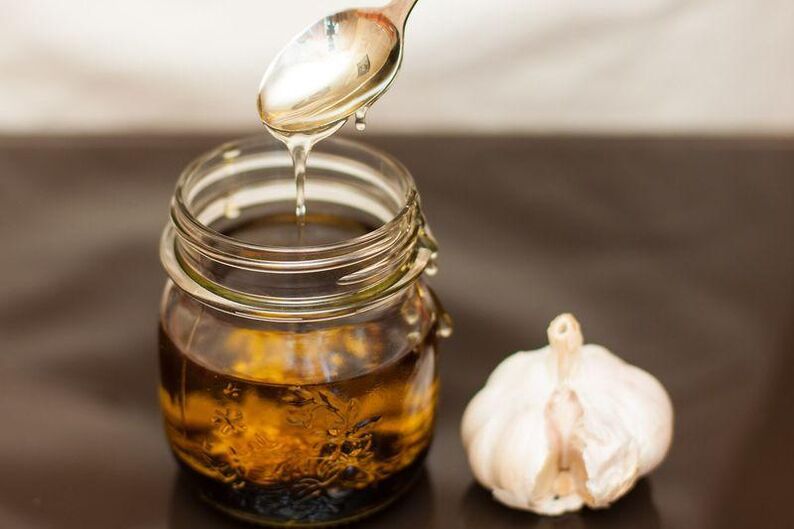 Une infusion de cognac à l'ail qui aidera à lutter contre les parasites